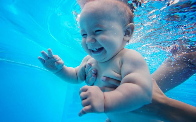 Accoutumance de bébé à l'eau